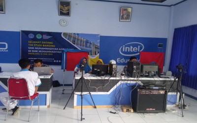 SMK MUHAMMADIYAH BANDONGAN MELAKSANAKAN PEREKAMAN E-KTP MASAL  BEKERA SAMA DENGAN DISDUKCAPIL KABUPATEN MAGELANG